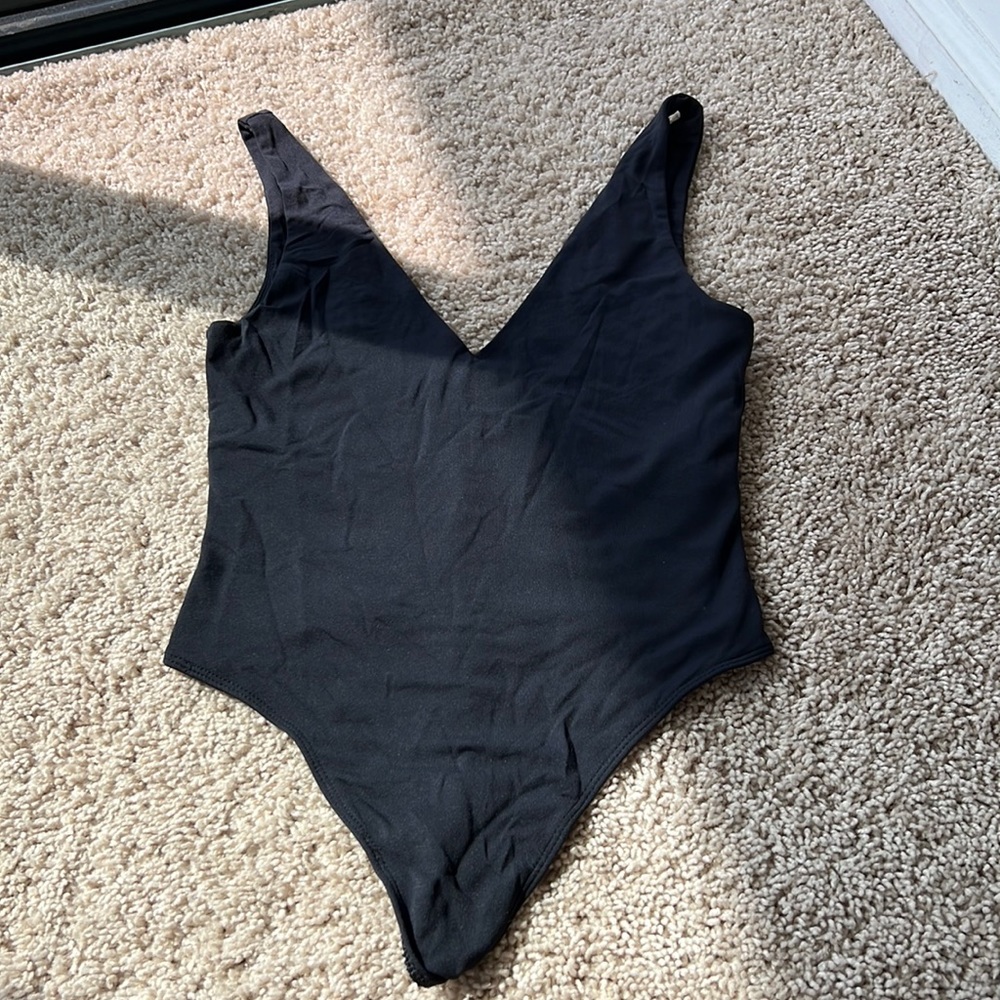 Babaton v-neck bodysuit (medium black)